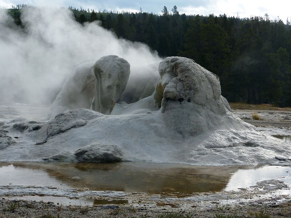 Yellowstone Old faithfull Grotto Geyser (3).JPG